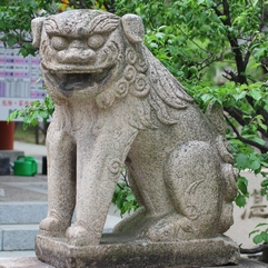 Large, tan Shisa lion guard statue
