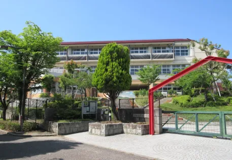 Mikatadai Elementary School